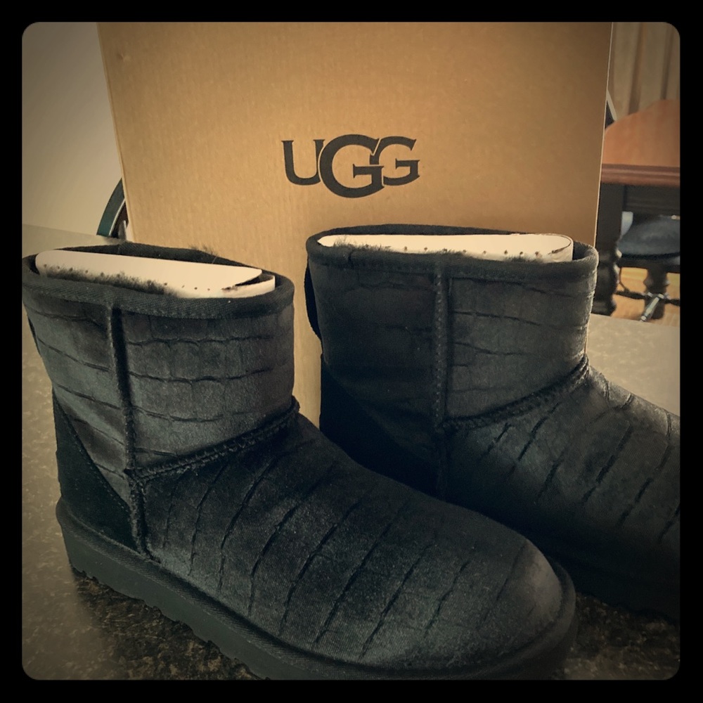 NEVWR WORN: NON-SMOKING HOME; UGG BLACK SHORT BOOT